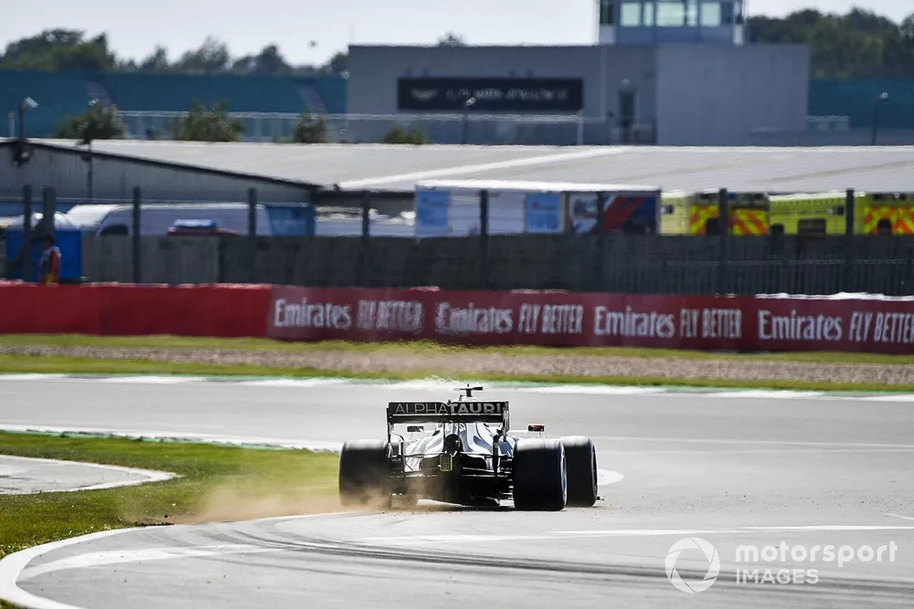 Daniil Kvyat, AlphaTauri AT01, kicks up some dust
