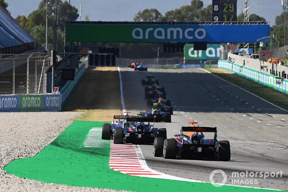 Dennis Hauger, Hitech Grand Prix Chases A Pack