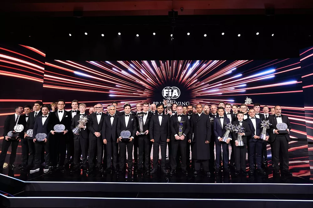 Mohammed Ben Sulayem, pr&eacute;sident de la FIA, Anar Alakbarov, pr&eacute;sident de la F&eacute;d&eacute;ration azerba&iuml;djanaise de l'Automobile, Max Verstappen, champion du monde de Formule 1, Lewis Hamilton, 3e du championnat du monde de Formule 1, Nasser Al-Attiyah, champion du monde de rallye-raid