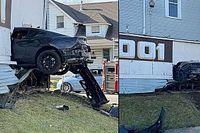 Un Mustang accidentado acaba 'aparcado' en el lateral de una casa