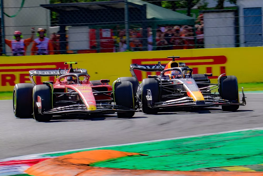 Carlos Sainz, Ferrari SF-23,Max Verstappen, Red Bull Racing RB19