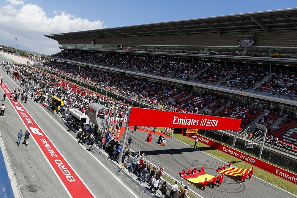 The grid with the Spanish and Catalan Flag during he National Anthem