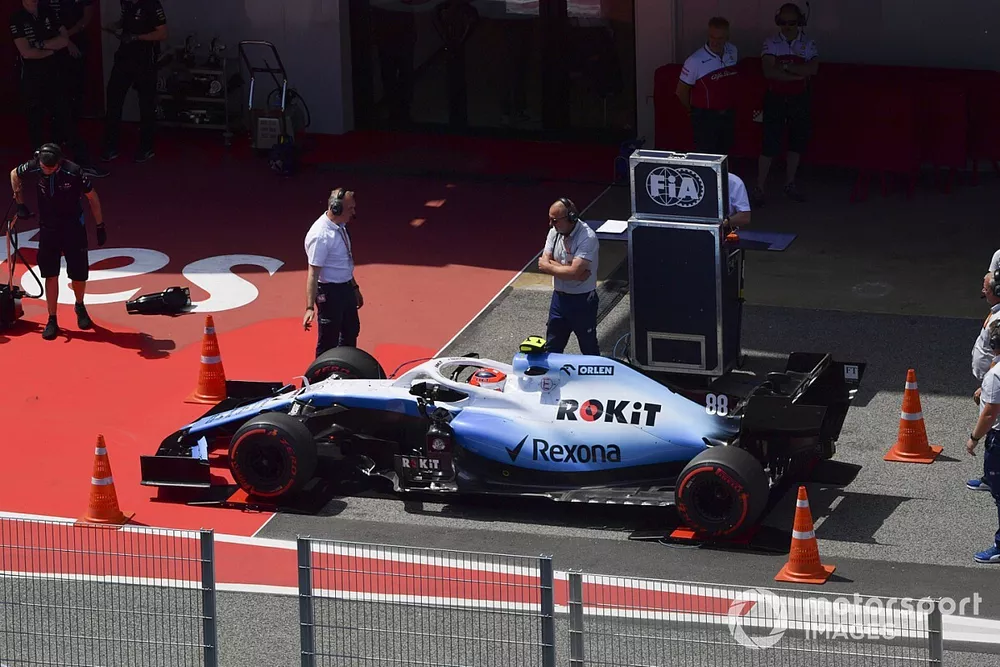 Robert Kubica, Williams FW42 siendo detenido por la FIA en la b&aacute;scula 