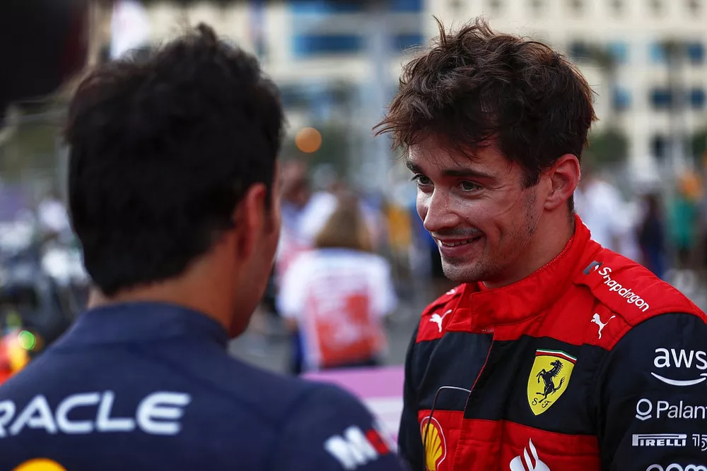 Ganador de la pole Charles Leclerc, Ferrari, Sergio P&eacute;rez, Red Bull Racing, en el Parc Ferme