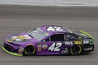 Kyle Larson perdió la victoria y el boleto a los playoffs