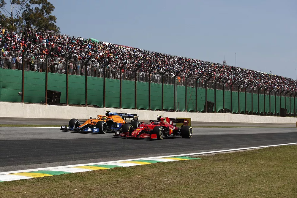 Lando Norris, McLaren MCL35M, lucha con Carlos Sainz Jr., Ferrari SF21