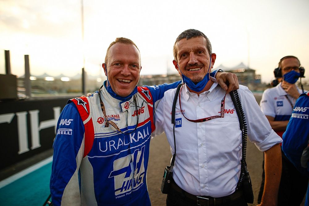Guenther Steiner, director del equipo Haas F1, en la parrilla con un mecánico