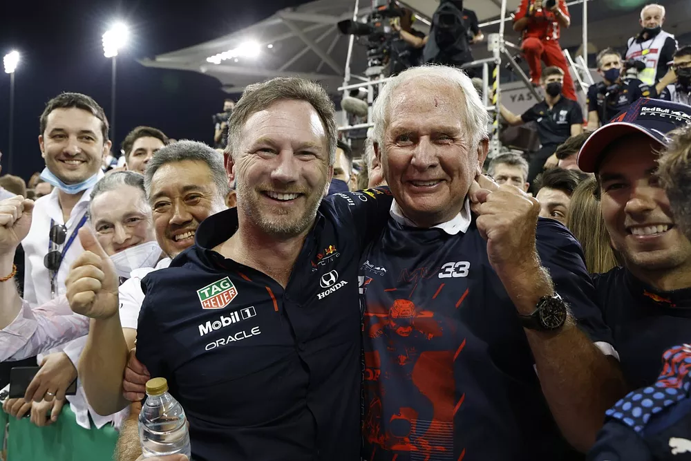 Christian Horner, Team Principal, Red Bull Racing, Helmut Marko, Consultant, Red Bull Racing, vieren feest met hun team in Parc Ferme