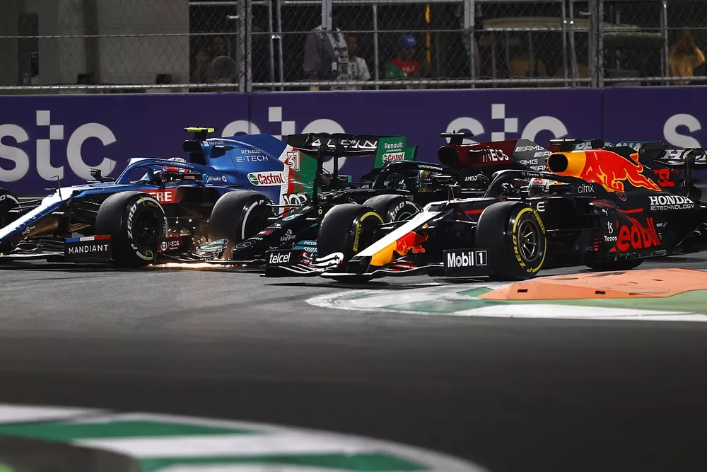 Max Verstappen, Red Bull Racing RB16B, Lewis Hamilton, Mercedes W12, y Esteban Ocon, Alpine A52