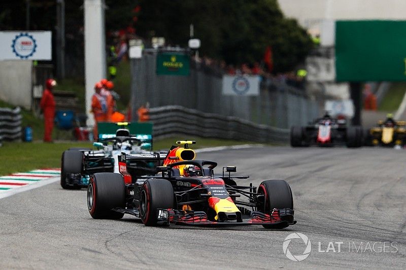 Max Verstappen, Red Bull Racing RB14, leads Valtteri Bottas, Mercedes AMG F1 W09