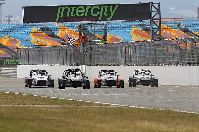 Caterhamlar 3. yarış için İstanbul Park'ta kapıştılar