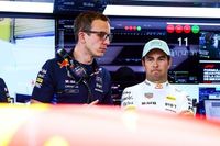 Mientras Verstappen se luce, ¿Red Bull se rindió con Checo Pérez?