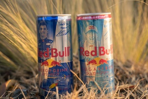マックス フェルスタッペン サイン入 1/2 レッドブル限定品 と おまけ付き ありがとうホンダ！」レッドブルのF1限定デザイン缶が販売中