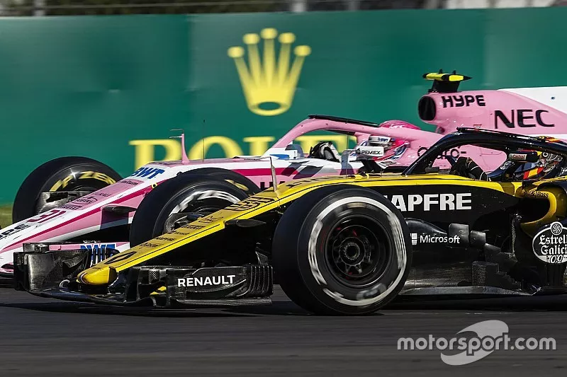 Esteban Ocon, Force India VJM11, battles with Carlos Sainz Jr., Renault Sport F1 Team R.S. 18
