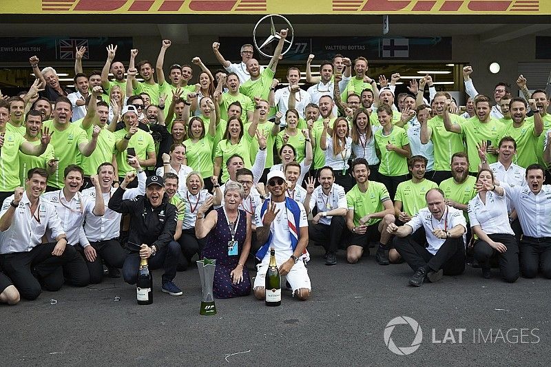 Campeón del mundo de F1 2017 Lewis Hamilton, Mercedes AMG F1 con su madre Carmen Lockhart