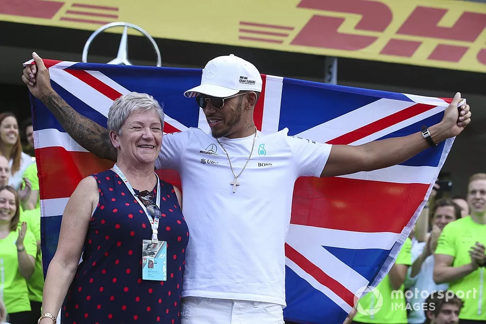 2017 World Champion Lewis Hamilton, Mercedes AMG F1 celebrates with his mother Carmen Lockhart and team