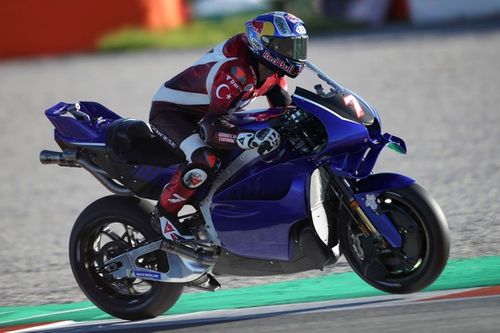 Razgatlioglu explica las diferencias que encontr&oacute; al subirse a la Yamaha de MotoGP
