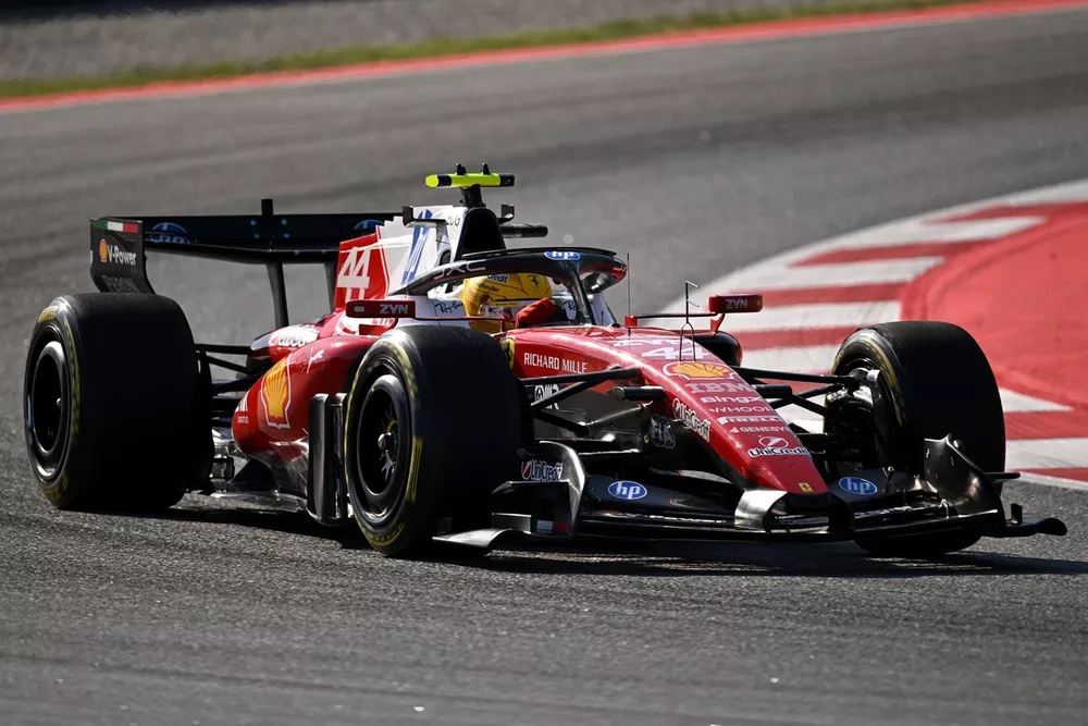 lewis-hamilton-ferrari.webp