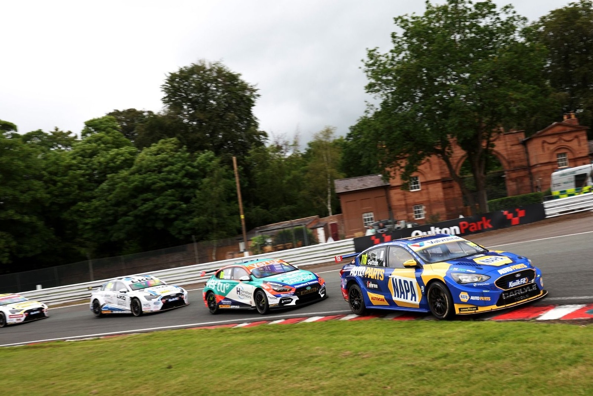BTCC Oulton Park: Sutton dominates second race