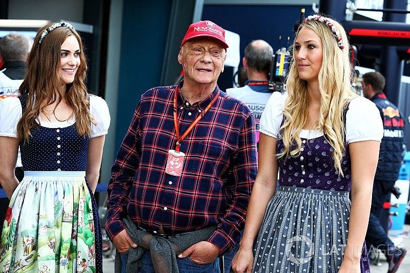 Niki Lauda, Presidente no ejecutivo de Mercedes con chicas de la parrilla