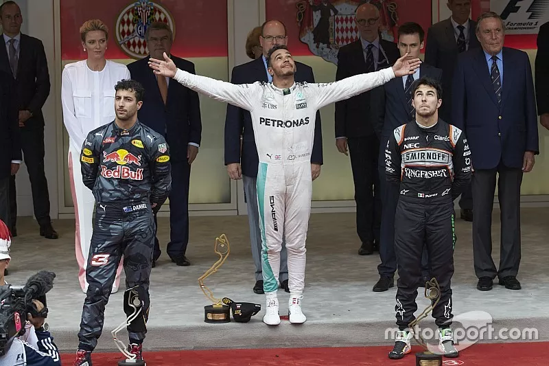 Podium : Daniel Ricciardo, Red Bull Racing, second ; Lewis Hamilton, Mercedes AMG F1, vainqueur ; Sergio Perez, Sahara Force India F1, troisi&egrave;me