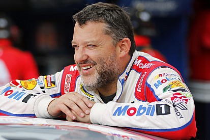 Despite stolen phone, still plenty of humor from Stewart at Homestead