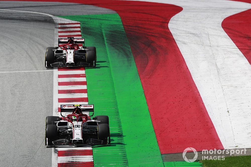 Antonio Giovinazzi, Alfa Romeo Racing C39, leads Kimi Raikkonen, Alfa Romeo Racing C39