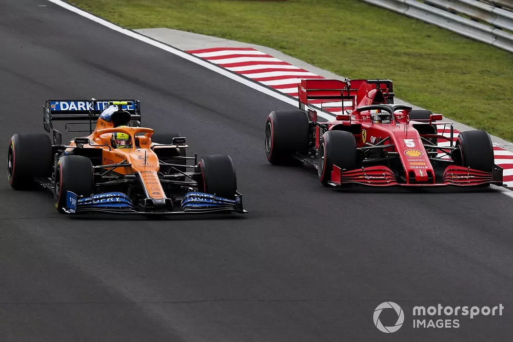 Lando Norris, McLaren MCL35, en Sebastian Vettel, Ferrari SF1000
