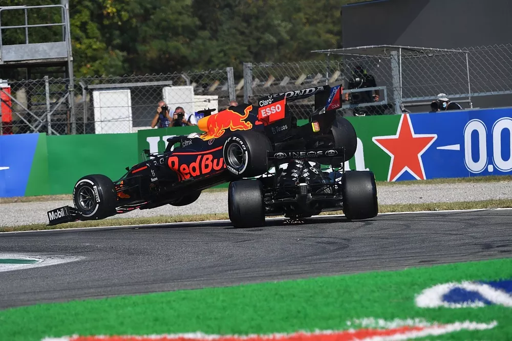 Max Verstappen, Red Bull Racing RB16B, en Lewis Hamilton, Mercedes W12, crashen