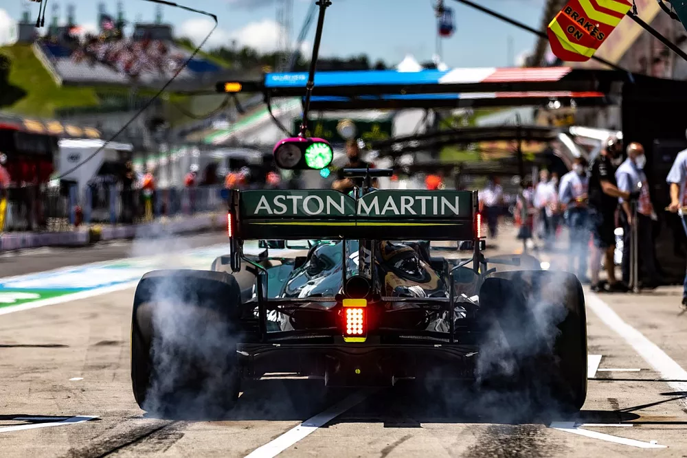 Lance Stroll, Aston Martin AMR21 sale de pits