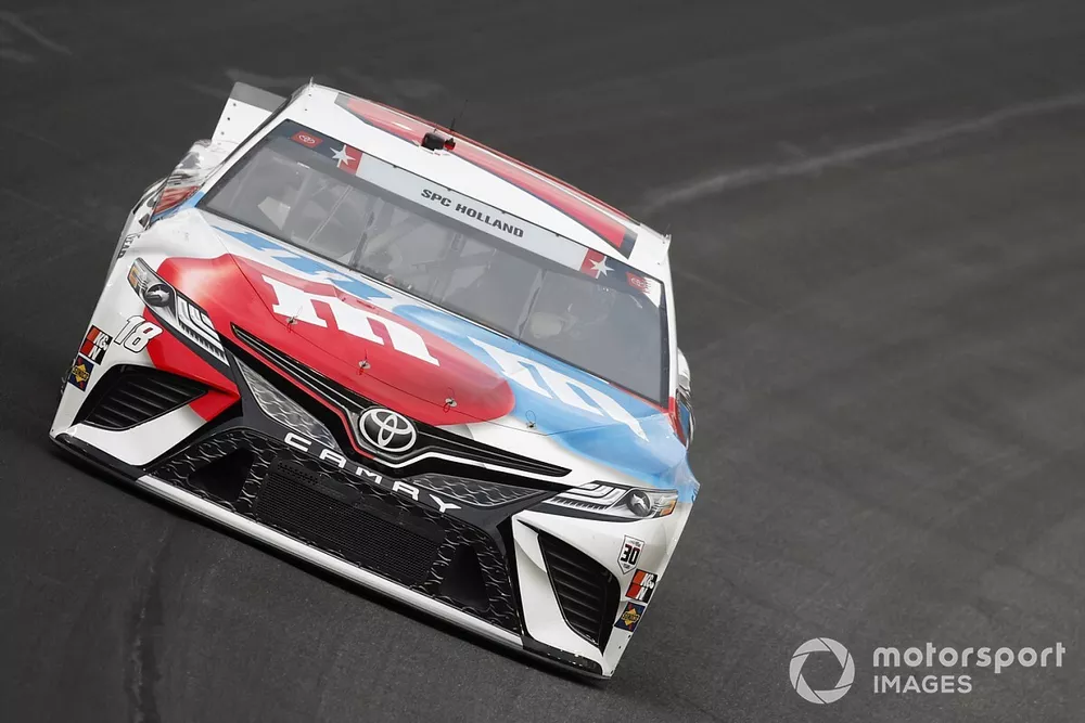 Kyle Busch, Joe Gibbs Racing, Toyota Camry M&M's Red, White & Blue