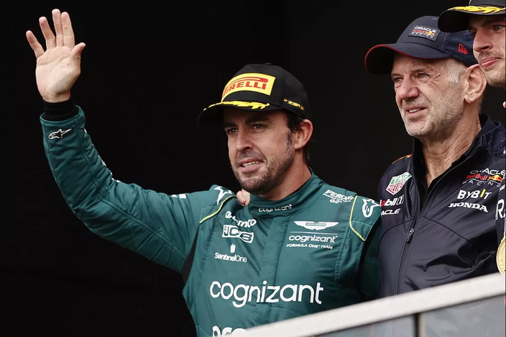 Adrian Newey, Chief Technology Officer, Red Bull Racing, Fernando Alonso, Aston Martin F1 Team, 2e, Max Verstappen, Red Bull Racing, 1er, Lewis Hamilton, Mercedes-AMG, 3e, sur le podium