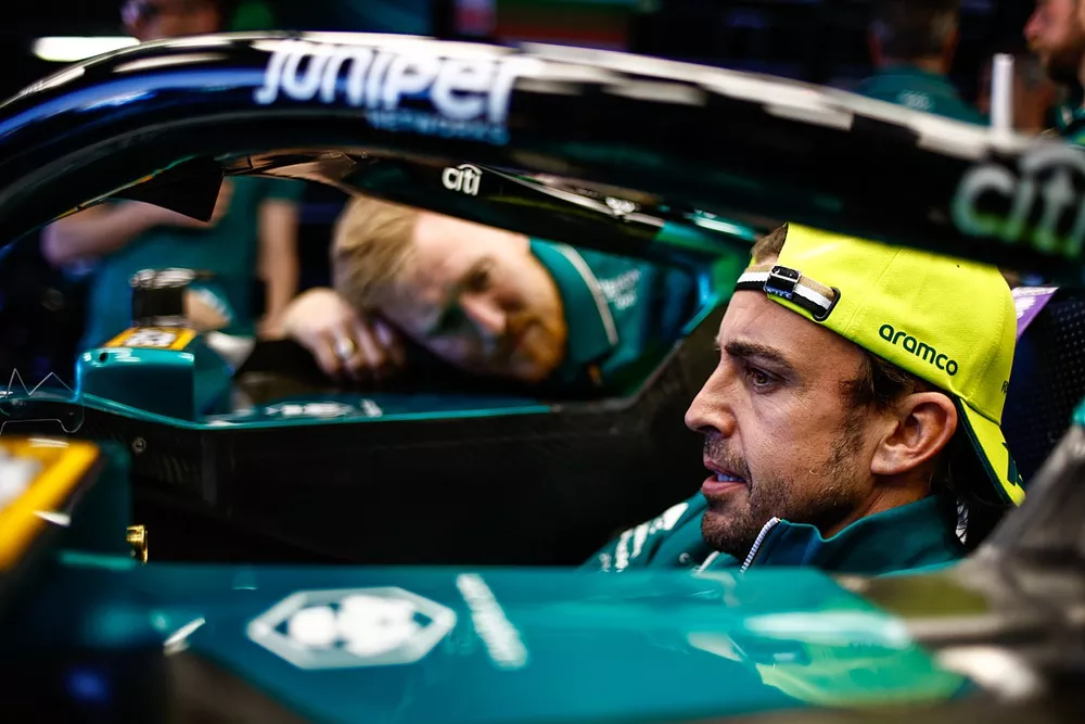 Fernando Alonso, Aston Martin F1 Team, in cockpit