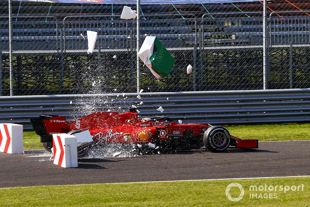 Sebastian Vettel, Ferrari SF1000, sbatte contro le barriere