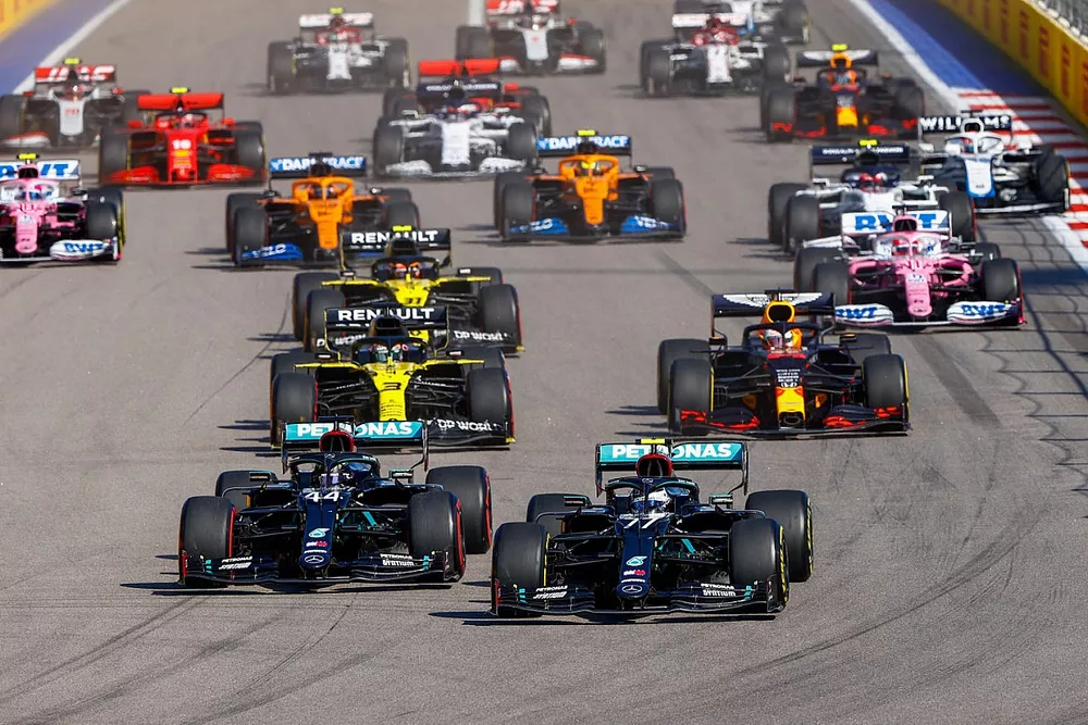 Lewis Hamilton, Mercedes F1 W11, Valtteri Bottas, Mercedes F1 W11, Max Verstappen, Red Bull Racing RB16, Daniel Ricciardo, Renault F1 Team R.S.20, Esteban Ocon, Renault F1 Team R.S.20, and the rest of the field at the start