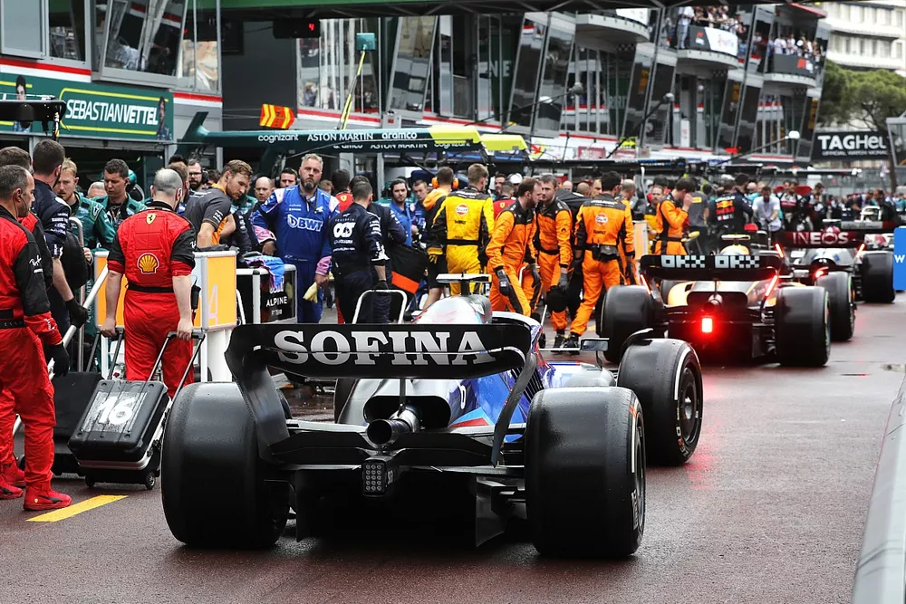 Nicholas Latifi, Williams FW44, en boxes