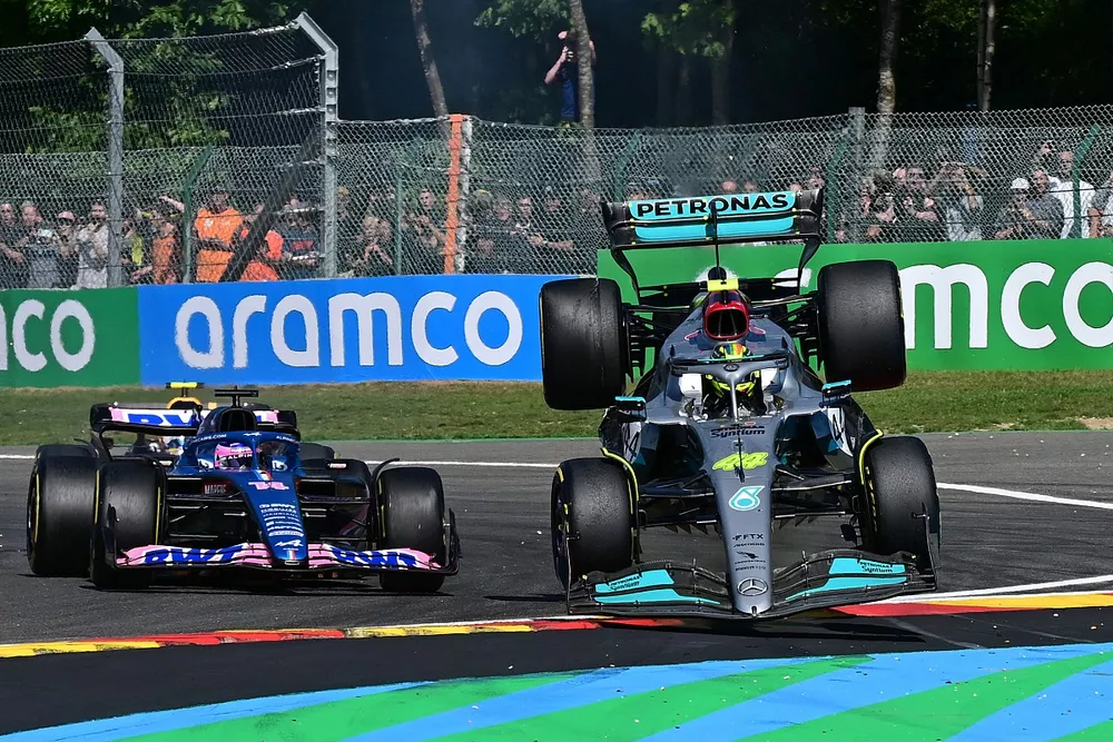 Lewis Hamilton, Mercedes W13 crasht met Fernando Alonso, Alpine A522