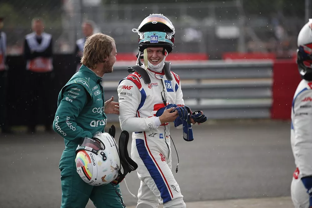 Sebastian Vettel, Aston Martin, habla con Mick Schumacher, Haas F1 Team, al final de la carrera