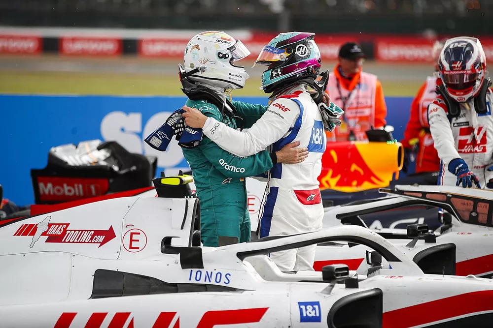 Sebastian Vettel, Aston Martin, si congratula con Mick Schumacher, Haas F1 Team, per aver conquistato i suoi primi punti in F1.