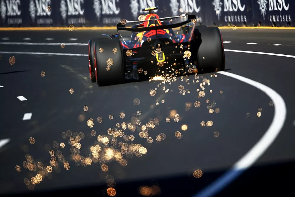 Sergio P&eacute;rez, el RB18 de Red Bull Racing, echa chispas