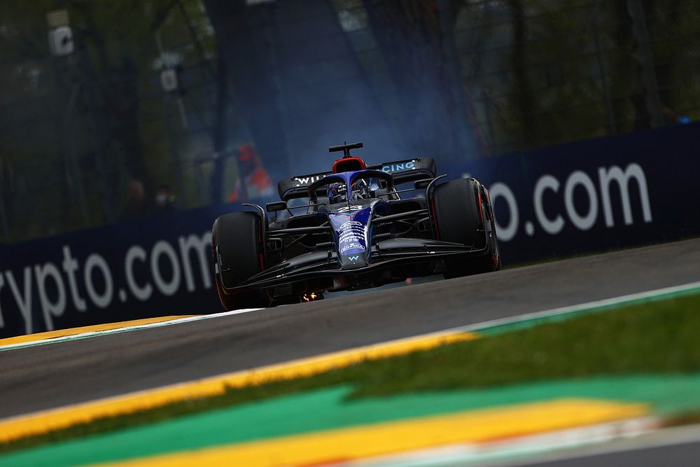 Alex Albon, Williams FW44, con fuego en el neumático trasero