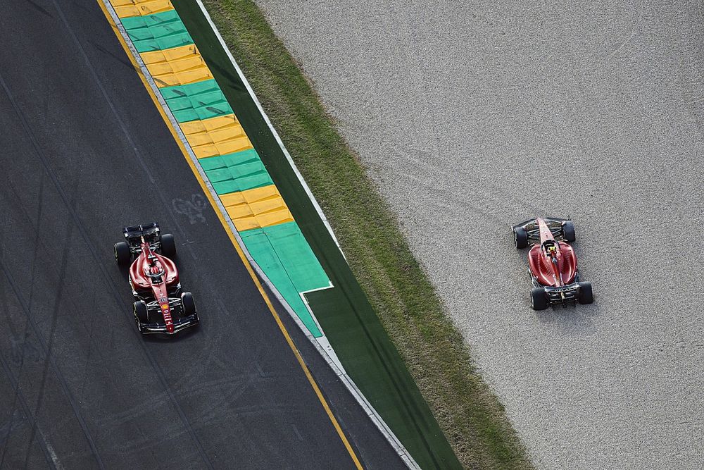 Charles Leclerc, Ferrari F1-75, passe devant la voiture arrêtée de Carlos Sainz Jr., Ferrari F1-75