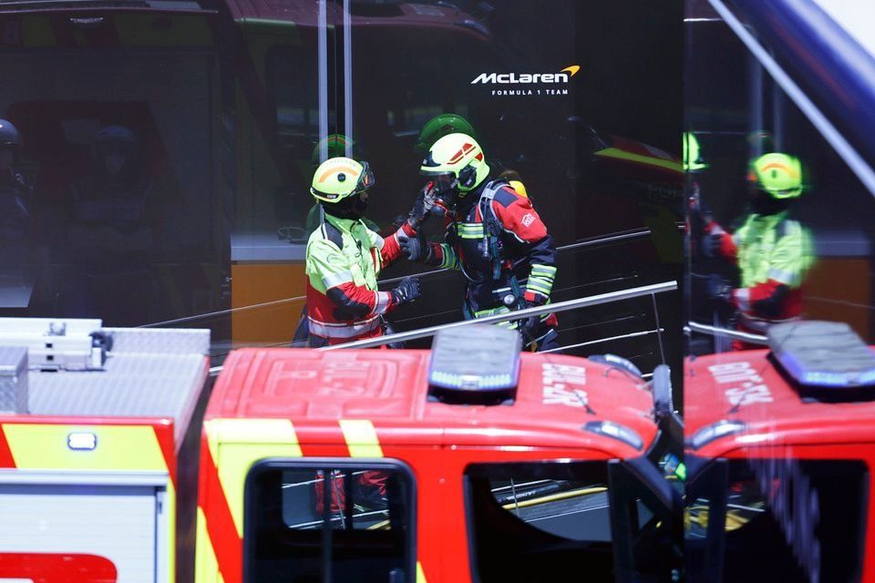 Bomberos trabajan en la extinci&oacute;n del incendio del motorhome de McLaren