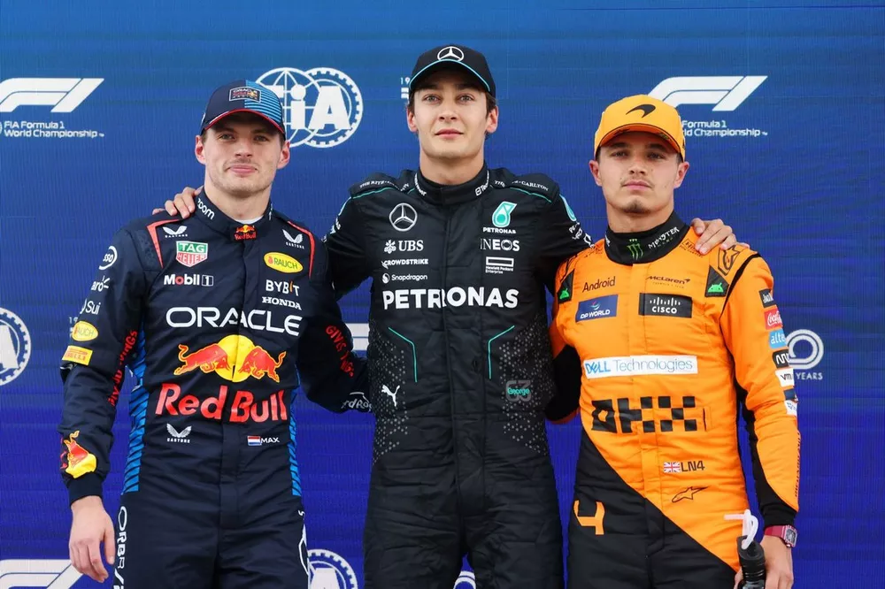 Le poleman George Russell, Mercedes-AMG F1 Team, avec Max Verstappen, Red Bull Racing, Lando Norris, McLaren F1 Team 