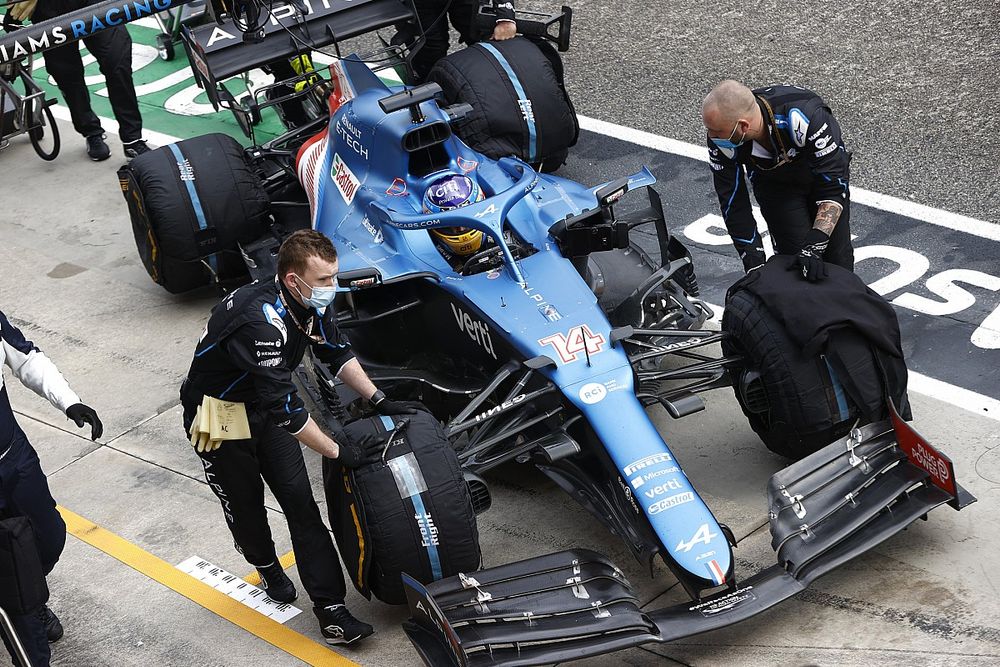 Mec&aacute;nicos con Fernando Alonso, Alpine A521,