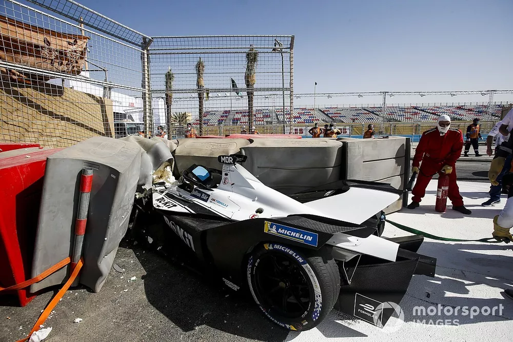 El coche de Edoardo Mortara,  Venturi, Silver Arrow 02, despu&eacute;s del choque