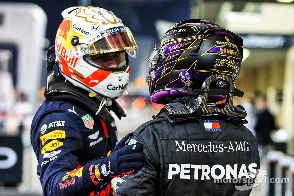 Lewis Hamilton, Mercedes-AMG F1, felicita a Max Verstappen, Red Bull Racing, por conseguir la pole