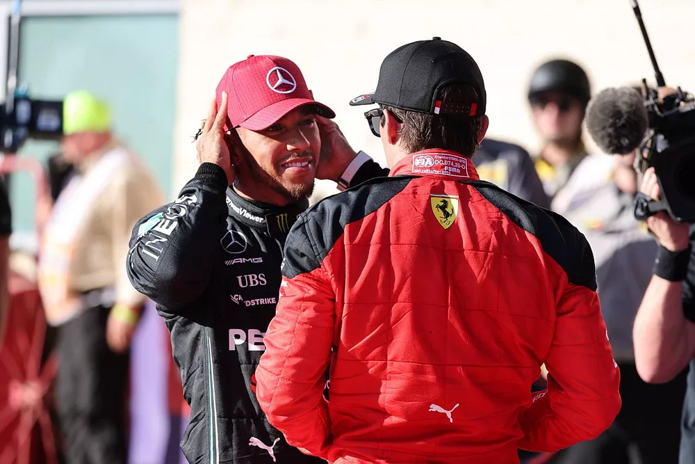 Lewis Hamilton, Mercedes-AMG, Charles Leclerc, Scuderia Ferrari ile görüşüyor