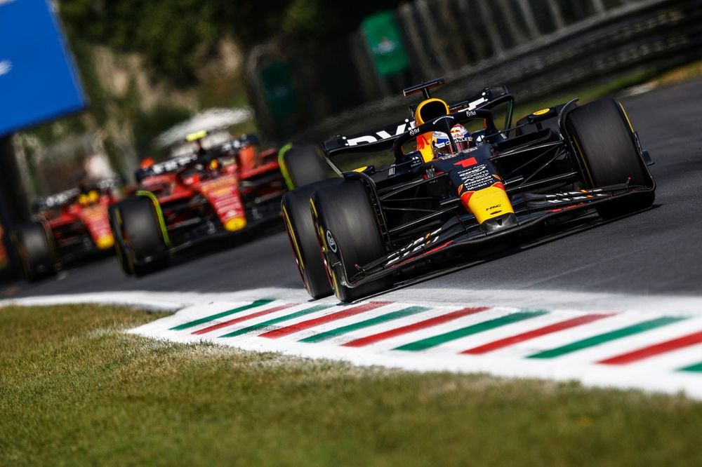 Max Verstappen, Red Bull Racing RB19, Carlos Sainz, Ferrari SF-23