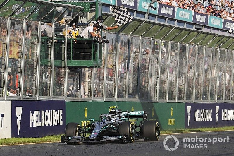 Ganador Valtteri Bottas, Mercedes AMG W10 cruza la meta